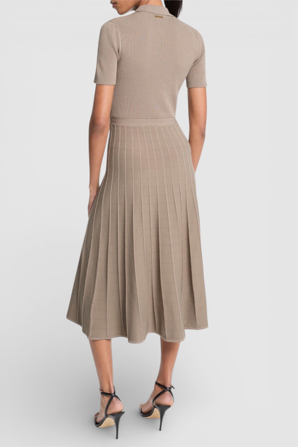 תמונת דוגמן אחורית של שמלת מידי ריב