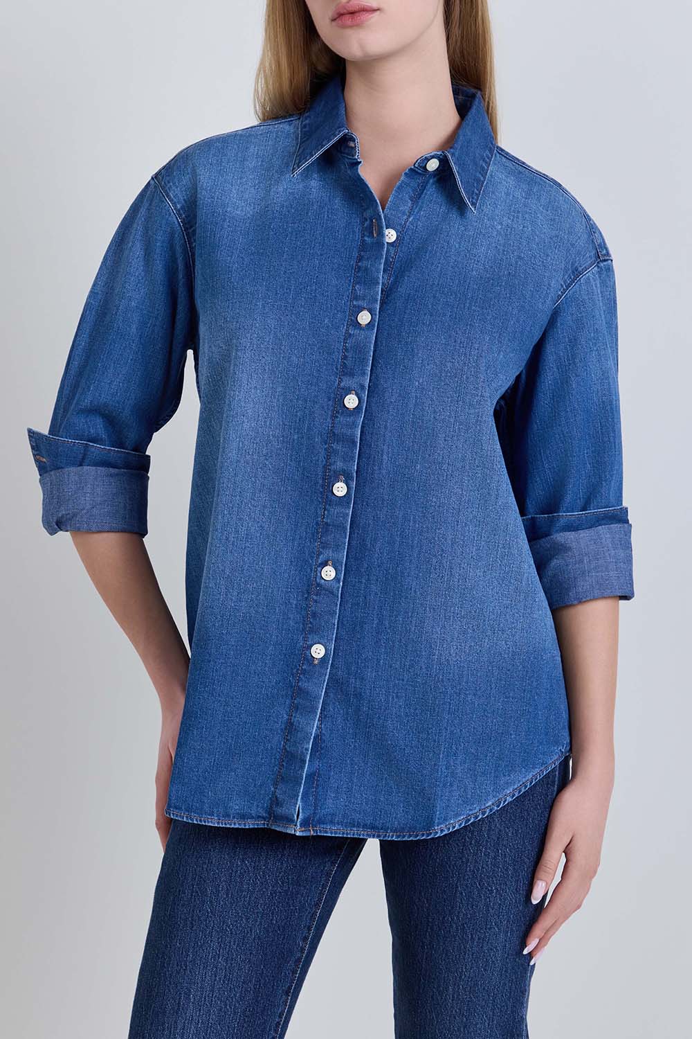 תמונת דוגמן קידמית של חולצה מכופתרת ג'ינס