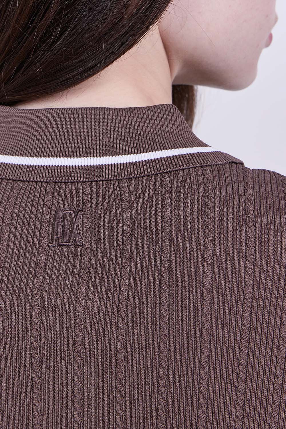 תמונת תקריב דוגמן של חולצת פולו בגזרת סלים