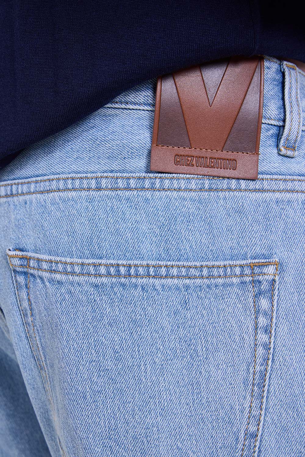 תמונת תקריב דוגמן של מכנסי ג'ינס בגזרה ישרה