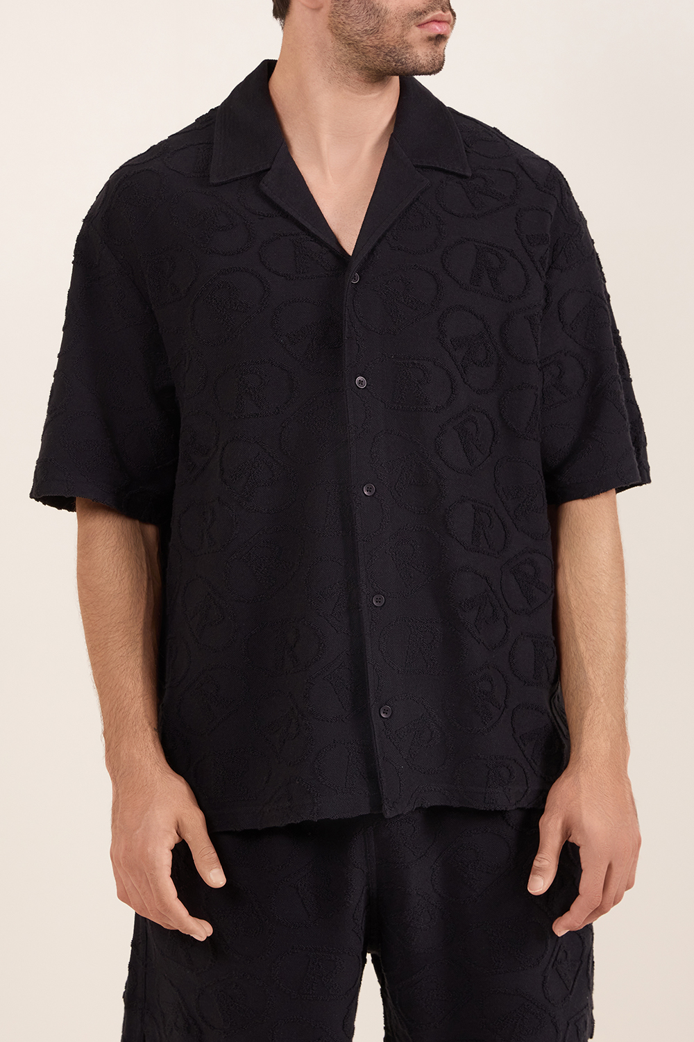 תמונת דוגמן קידמית של חולצה מכופתרת