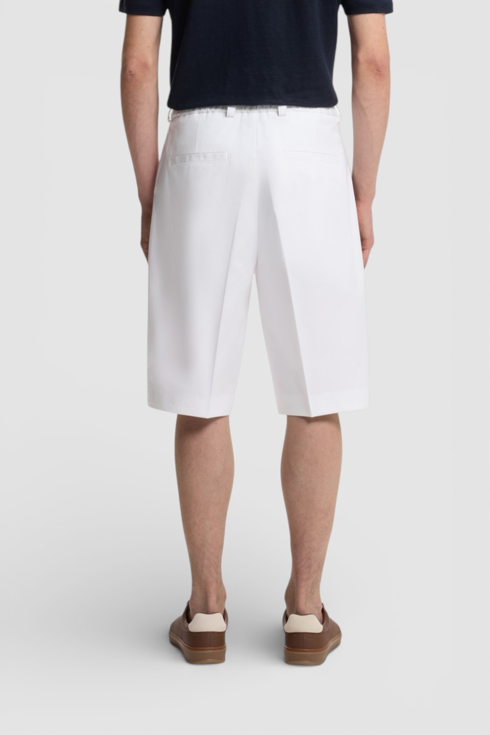 תמונת דוגמן אחורית של מכנסיים קצרים בסגנון מחויט