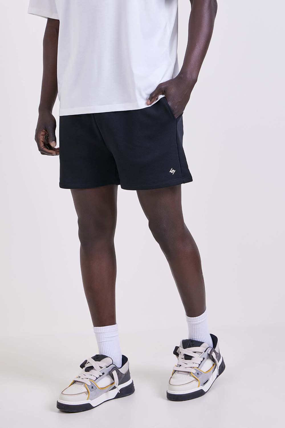 תמונת דוגמן קידמית של מכנסי ג'וגר קצרים