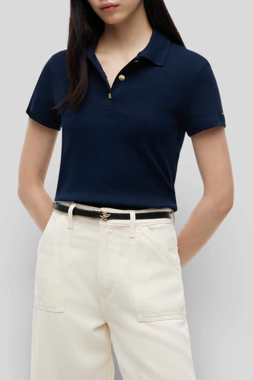 תמונת דוגמן קידמית של חולצת פולו בגזרת סלים