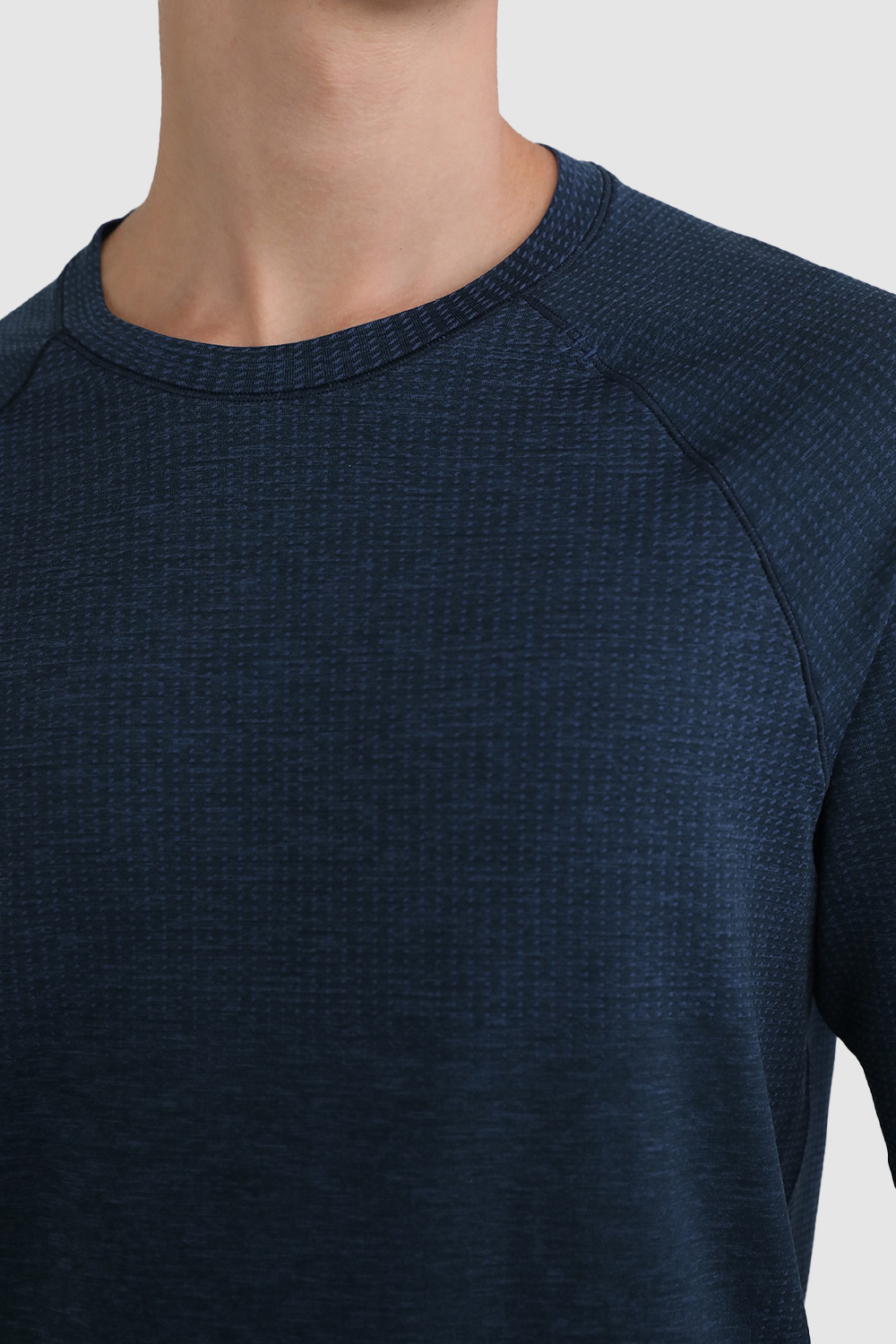 תמונת תקריב דוגמן של Metal Vent Tech Long-Sleeve Shirt