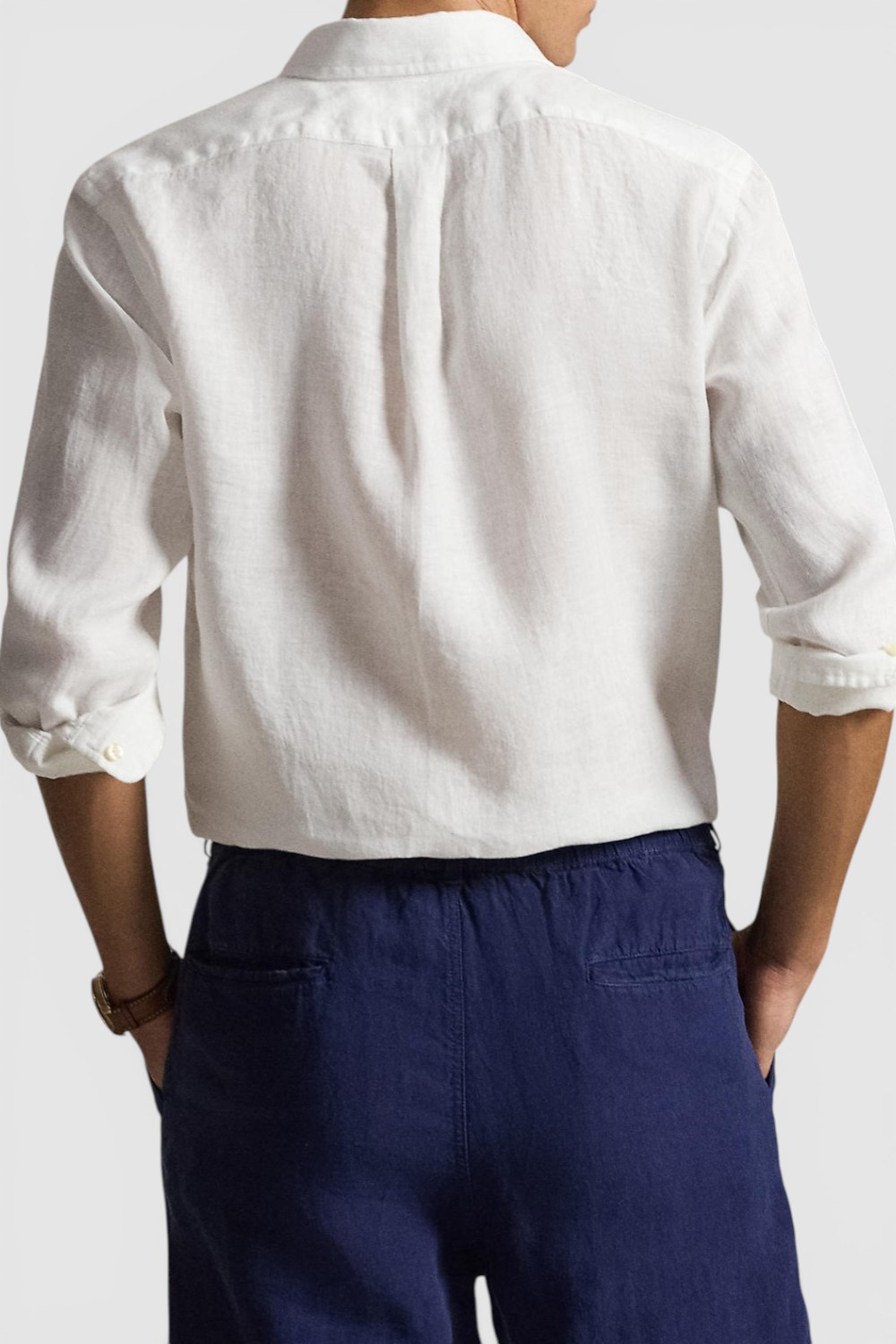 תמונת דוגמן אחורית של חולצה מכופתרת ארוכה מפשתן