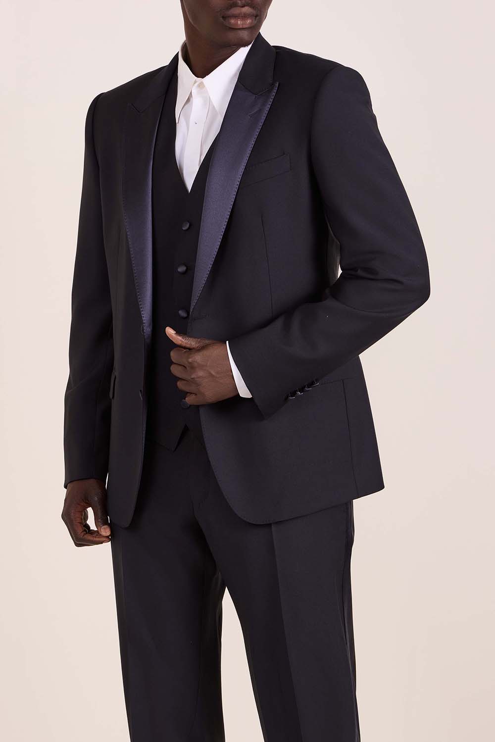 תמונת דוגמן קידמית של חליפת שלושה חלקים מחוייטת