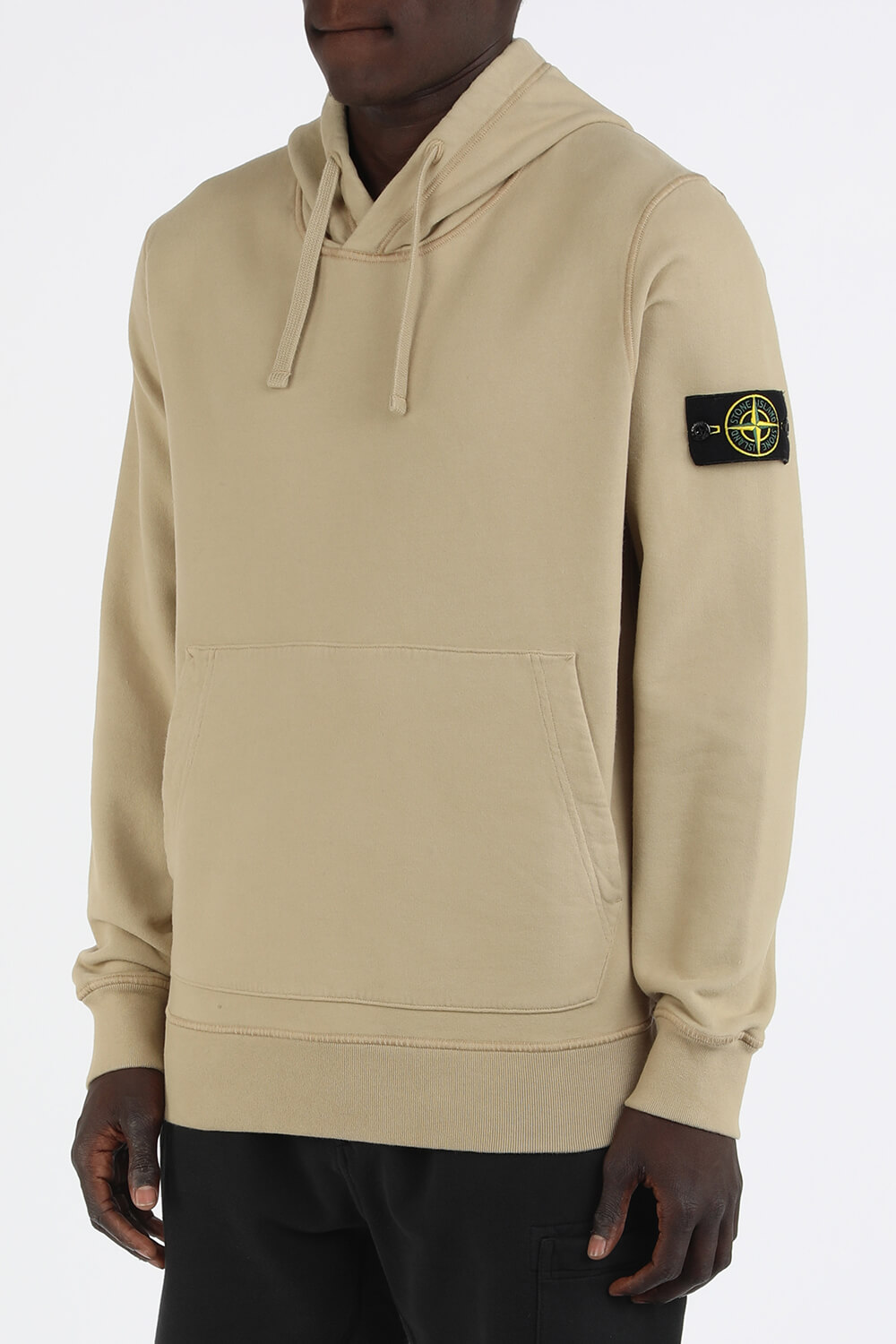 תמונת דוגמן קידמית של סווטשירט עם קפוצ'ון בגוון בז'