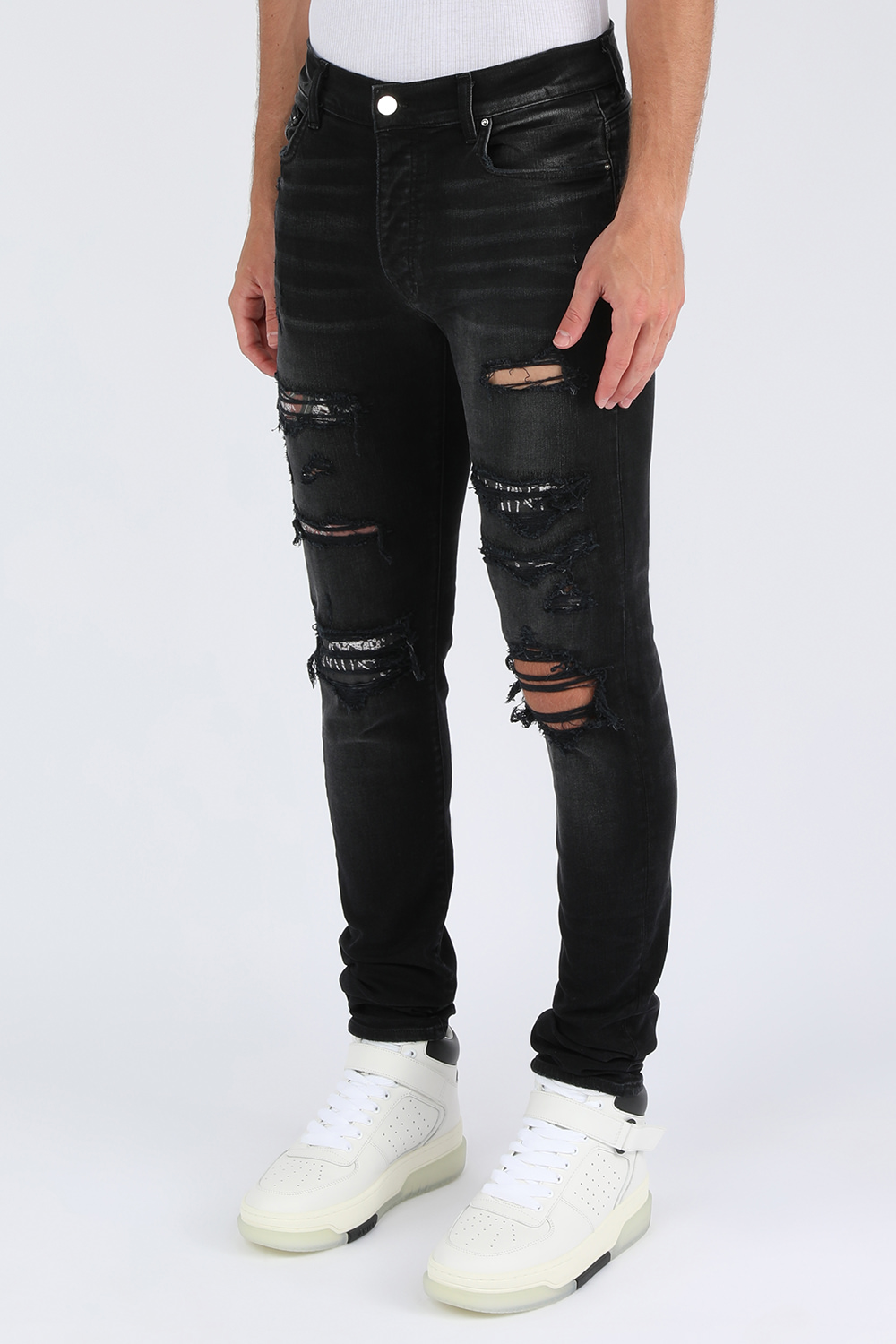 תמונת דוגמן קידמית של מכנסי סקיני ג'ינס שחורים עם קרעים