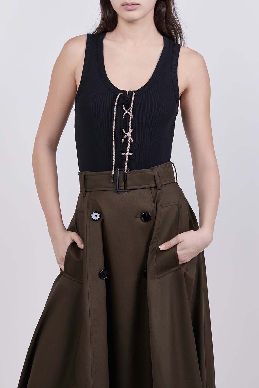 תמונת דוגמן קידמית של גופיית קשירה