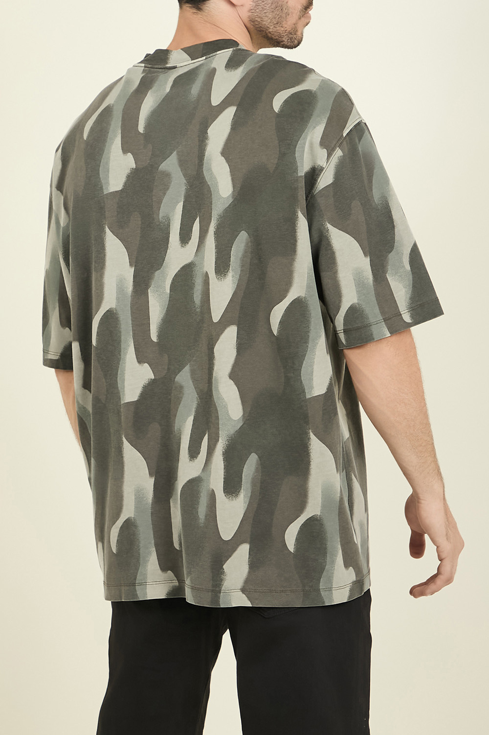 תמונת דוגמן אחורית של חולצת טי