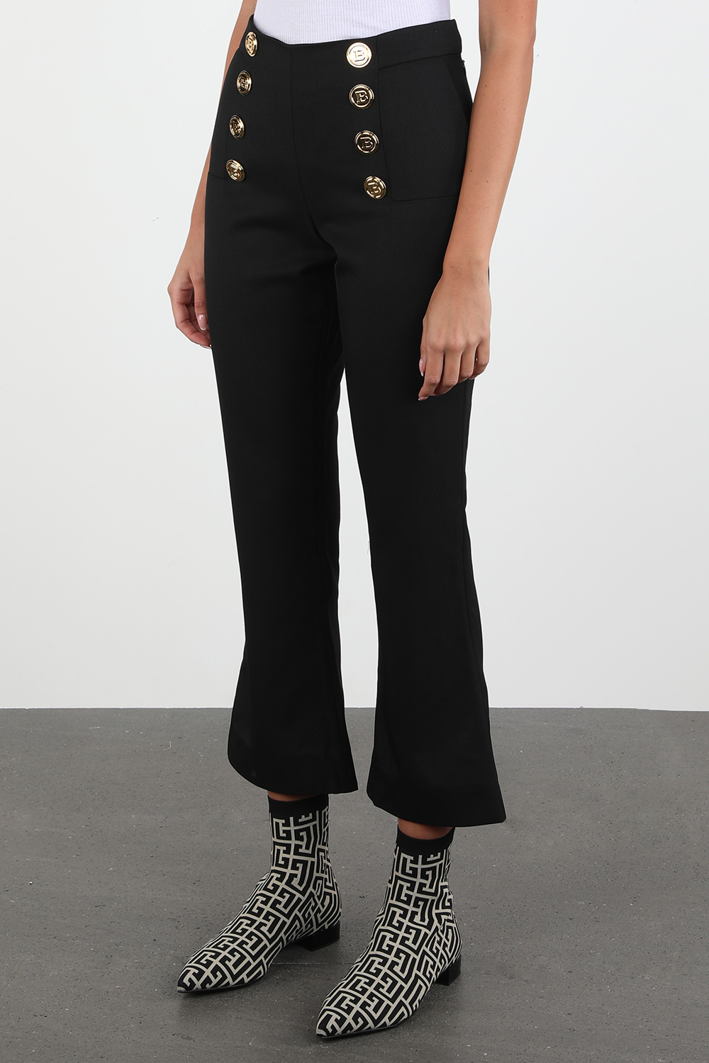 תמונת דוגמן קידמית של מכנסי קרופ שחורים עם כפתורי זהב