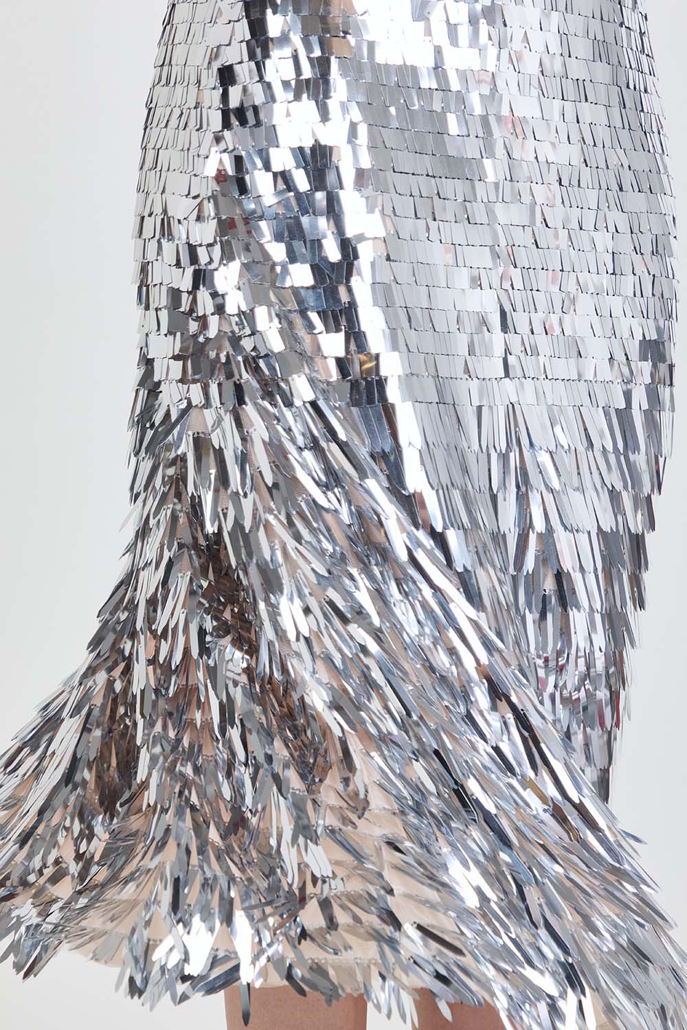 תמונת תקריב דוגמן של שמלת מידי פאייטים