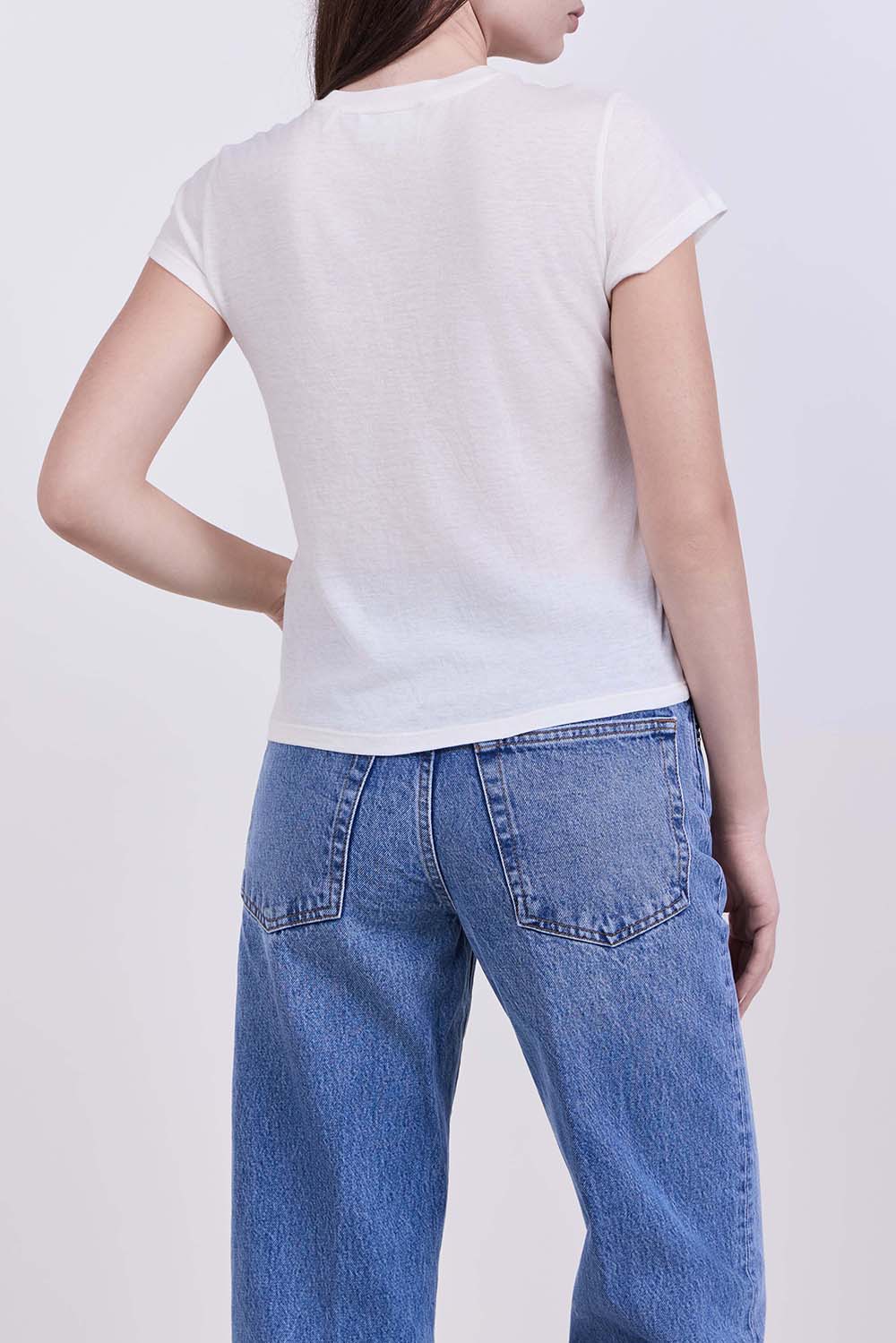 תמונת דוגמן אחורית של חולצת טי בגזרה ישרה