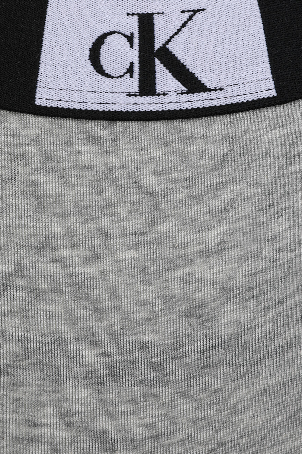 תמונת תקריב של זוג תחתוני חוטיני