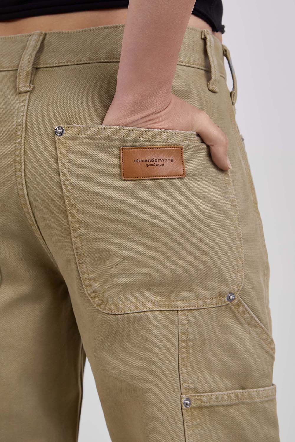 מכנסיים בגזרה רחבה