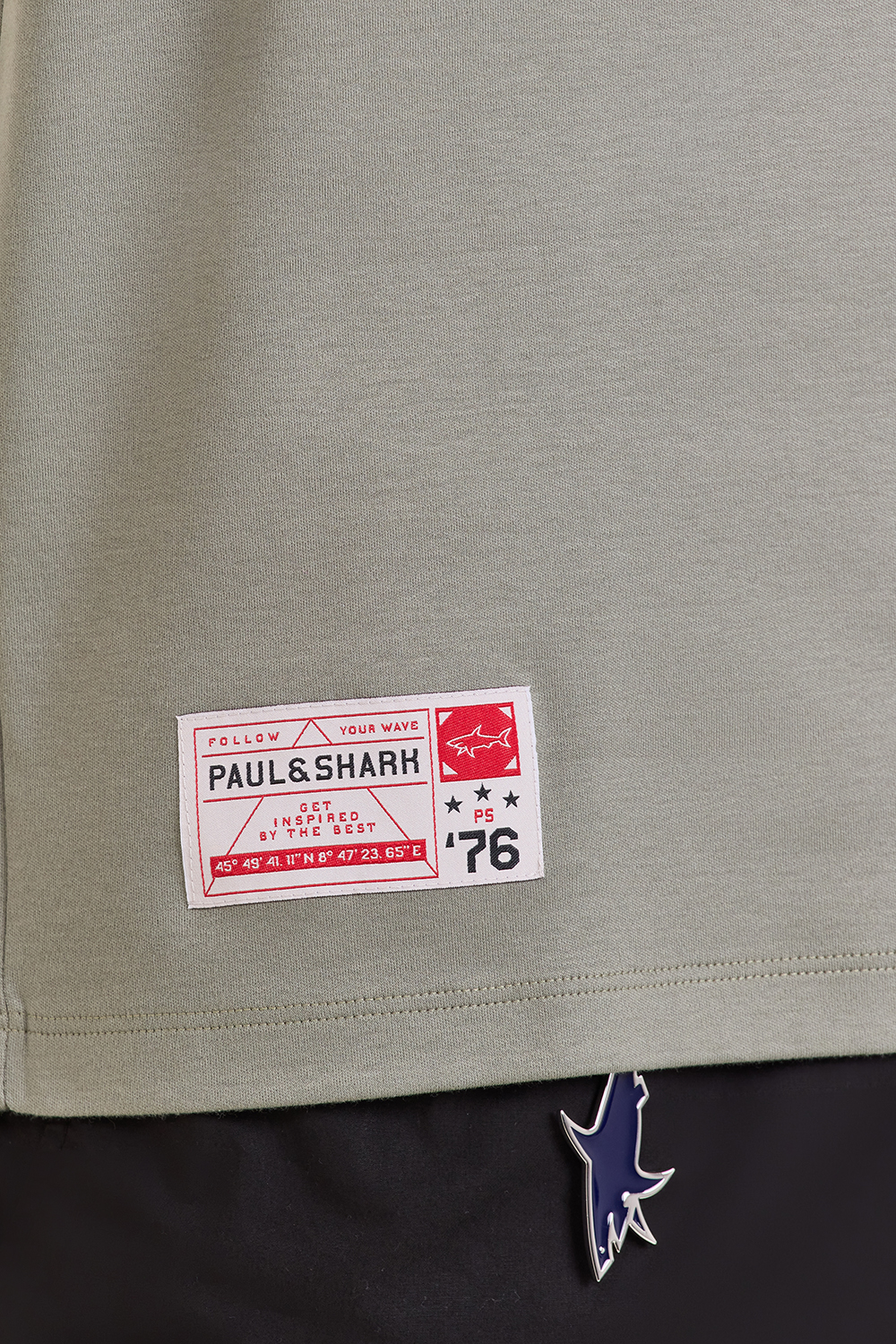 תמונת תקריב דוגמן של חולצת טי