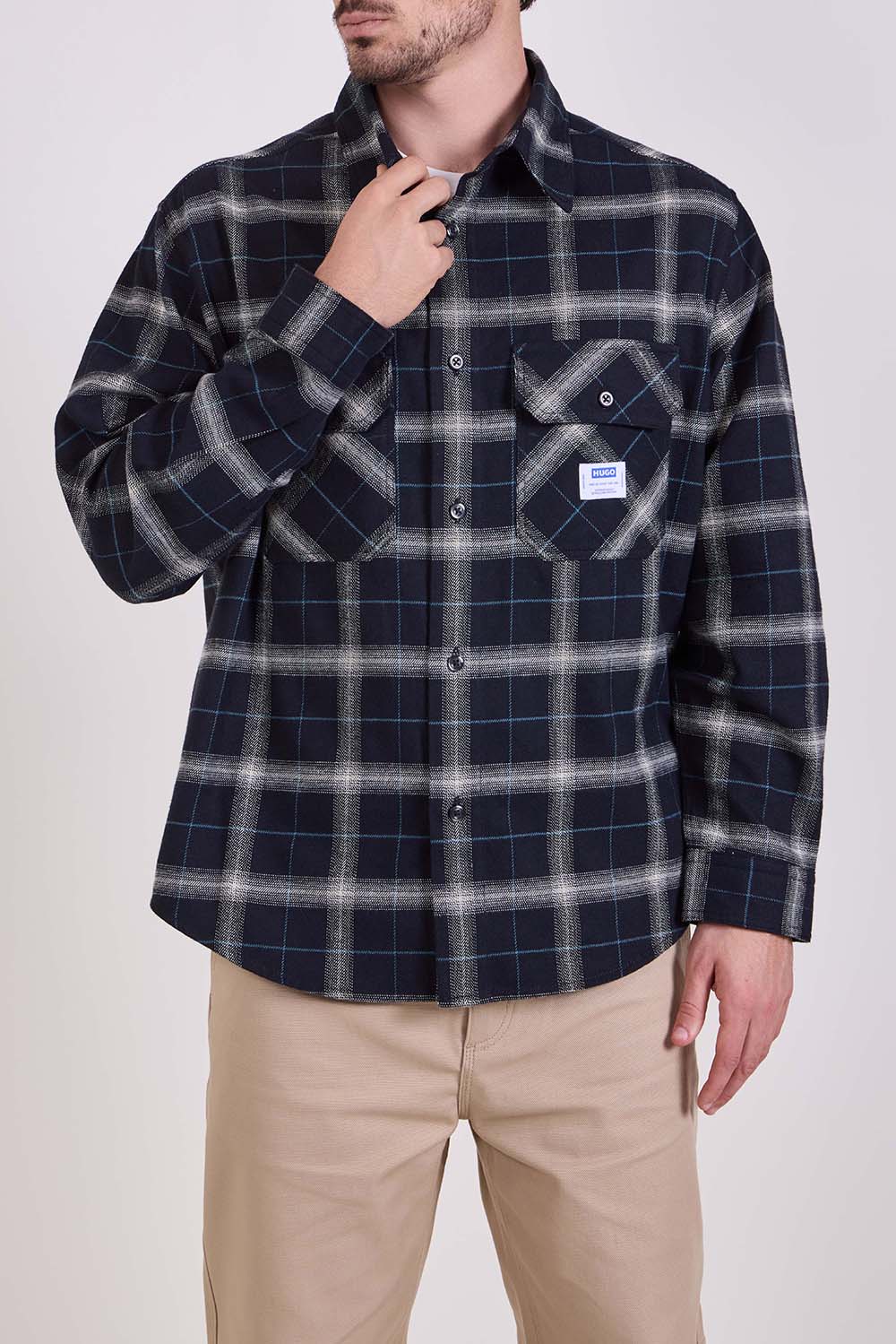 תמונת דוגמן קידמית של חולצה מכופתרת