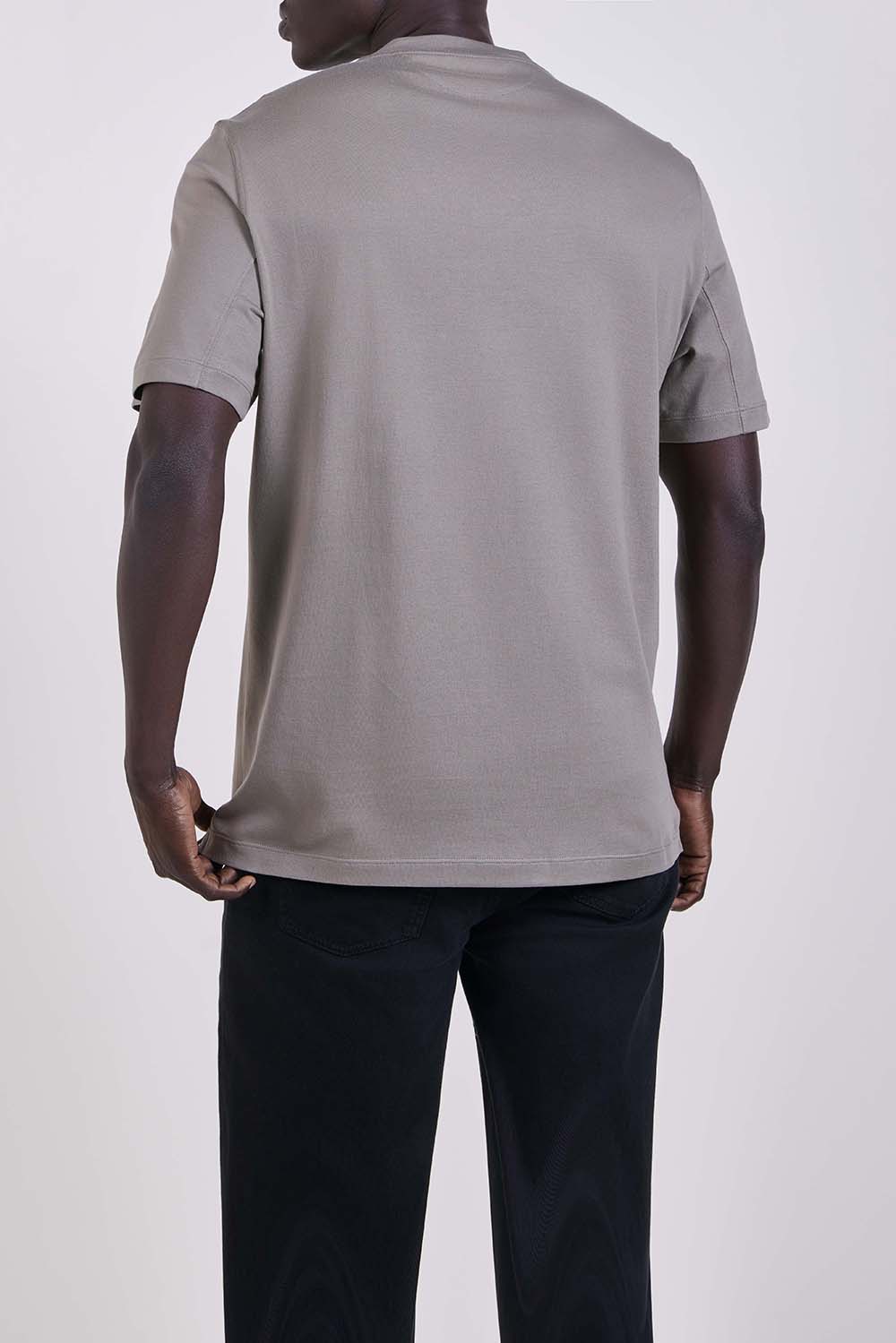 תמונת דוגמן אחורית של חולצת טי בגזרה ישרה