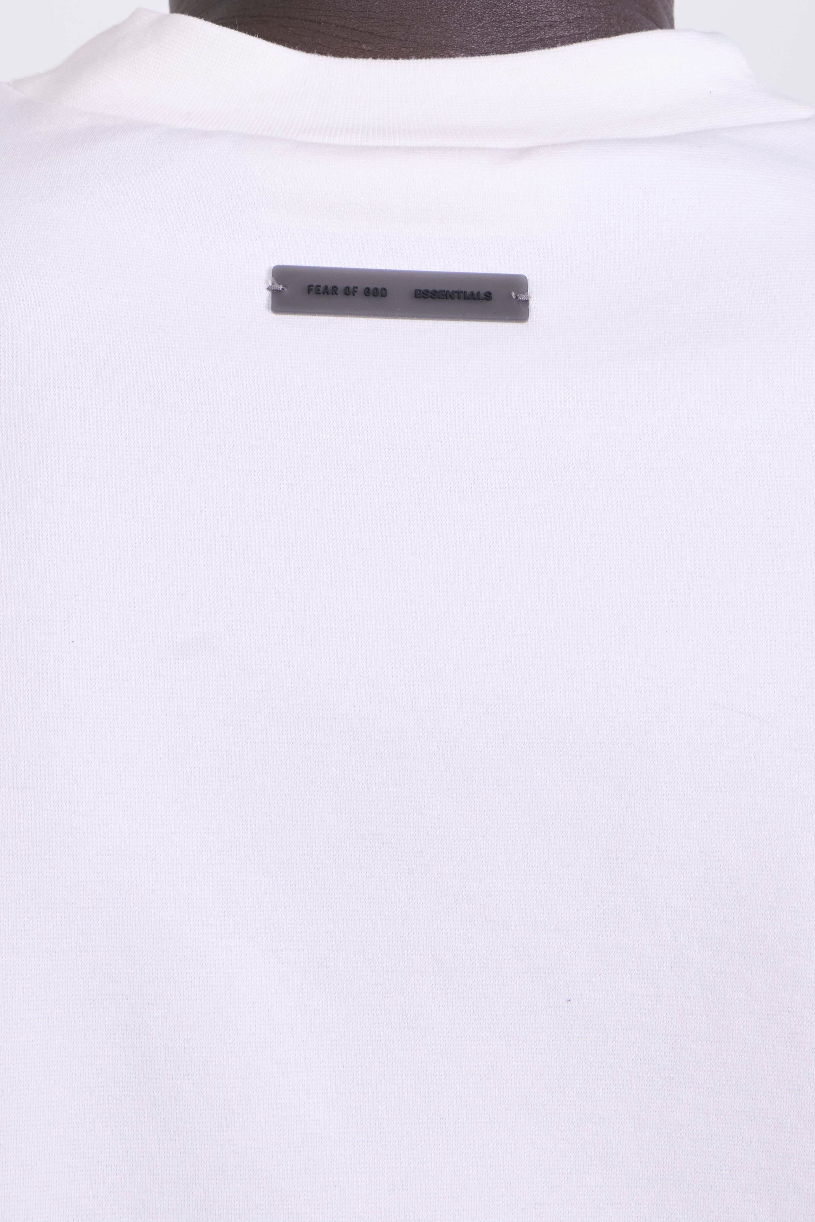 תמונת תקריב דוגמן של חולצת טי אוברסייז