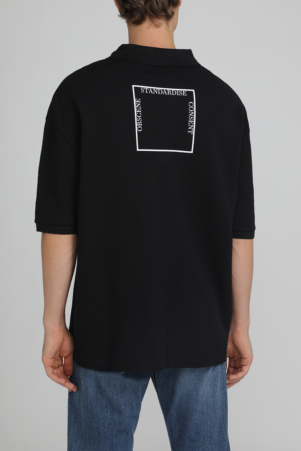 תמונת דוגמן אחורית של חולצת פולו קצרה