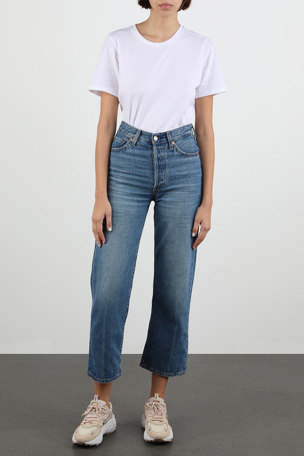 תמונת דוגמן קידמית של נעלי סניקרס צ'אנקיות בגווני בז' ולבן