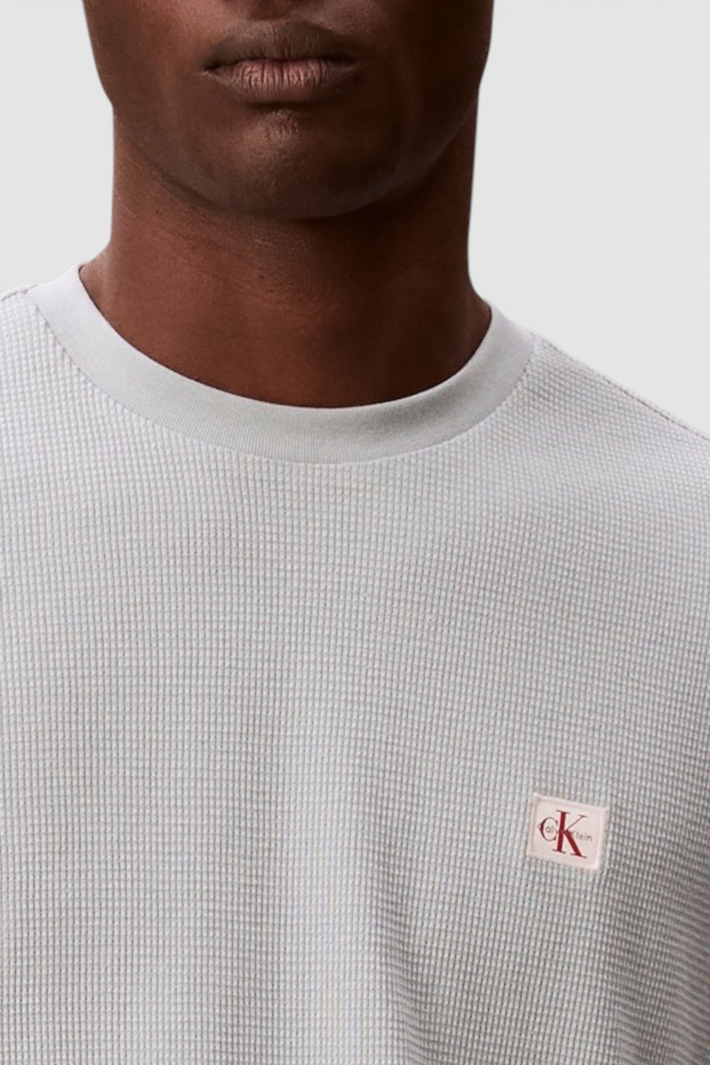 תמונת תקריב דוגמן של חולצת טי בגזרה משוחררת