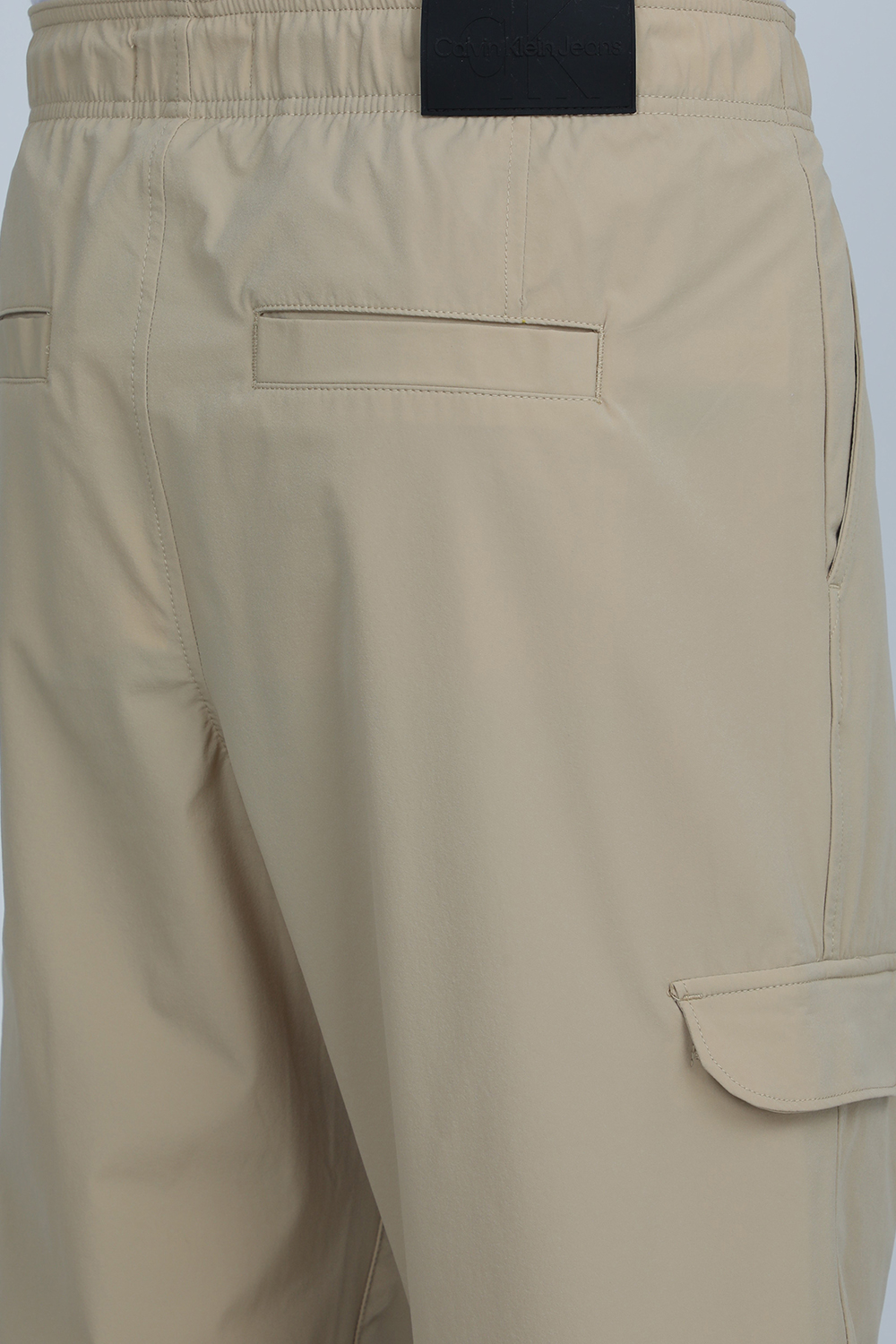 תמונת תקריב דוגמן של מכנסי קרגו אלסטיים