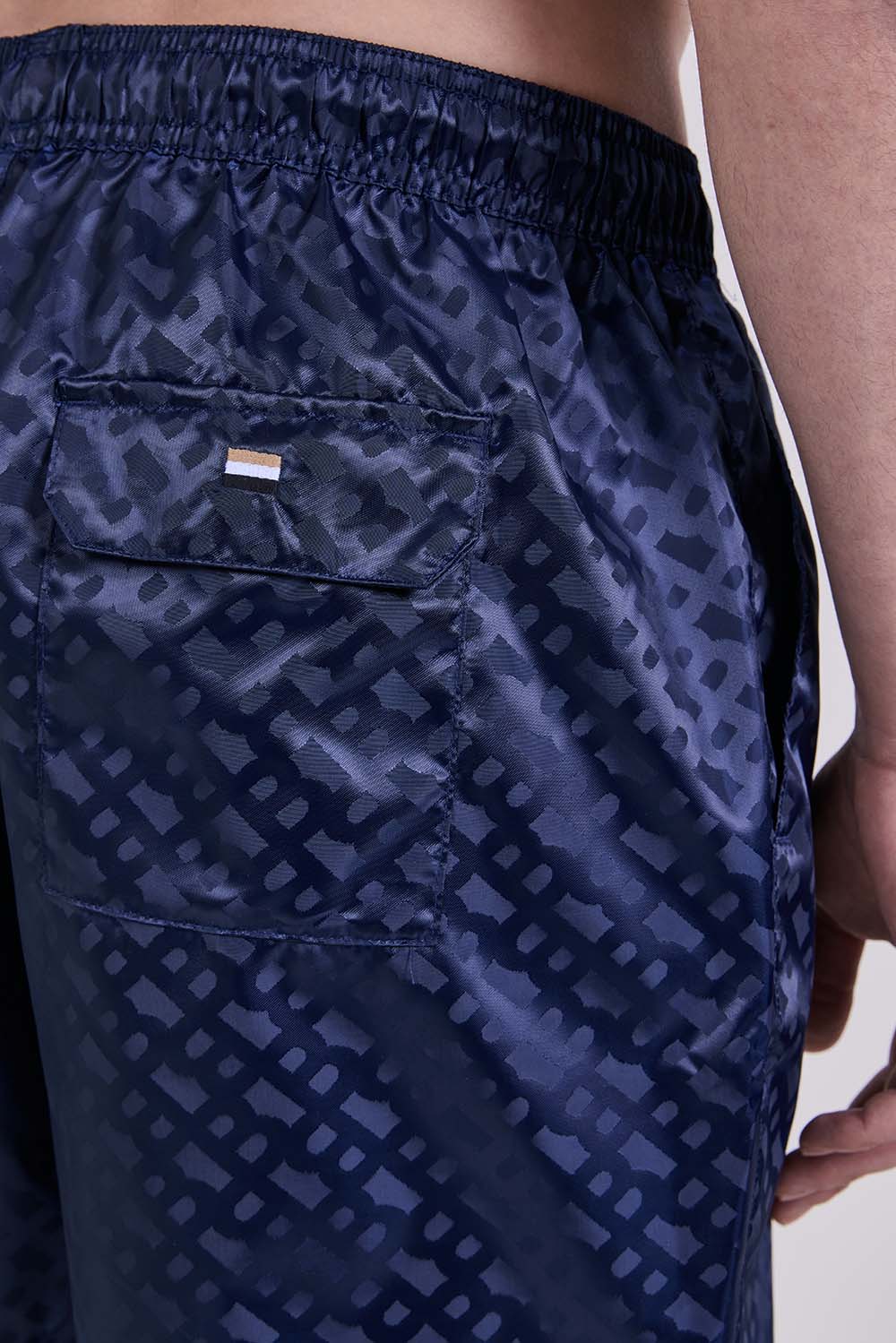 תמונת תקריב דוגמן של מכנסי בגד ים