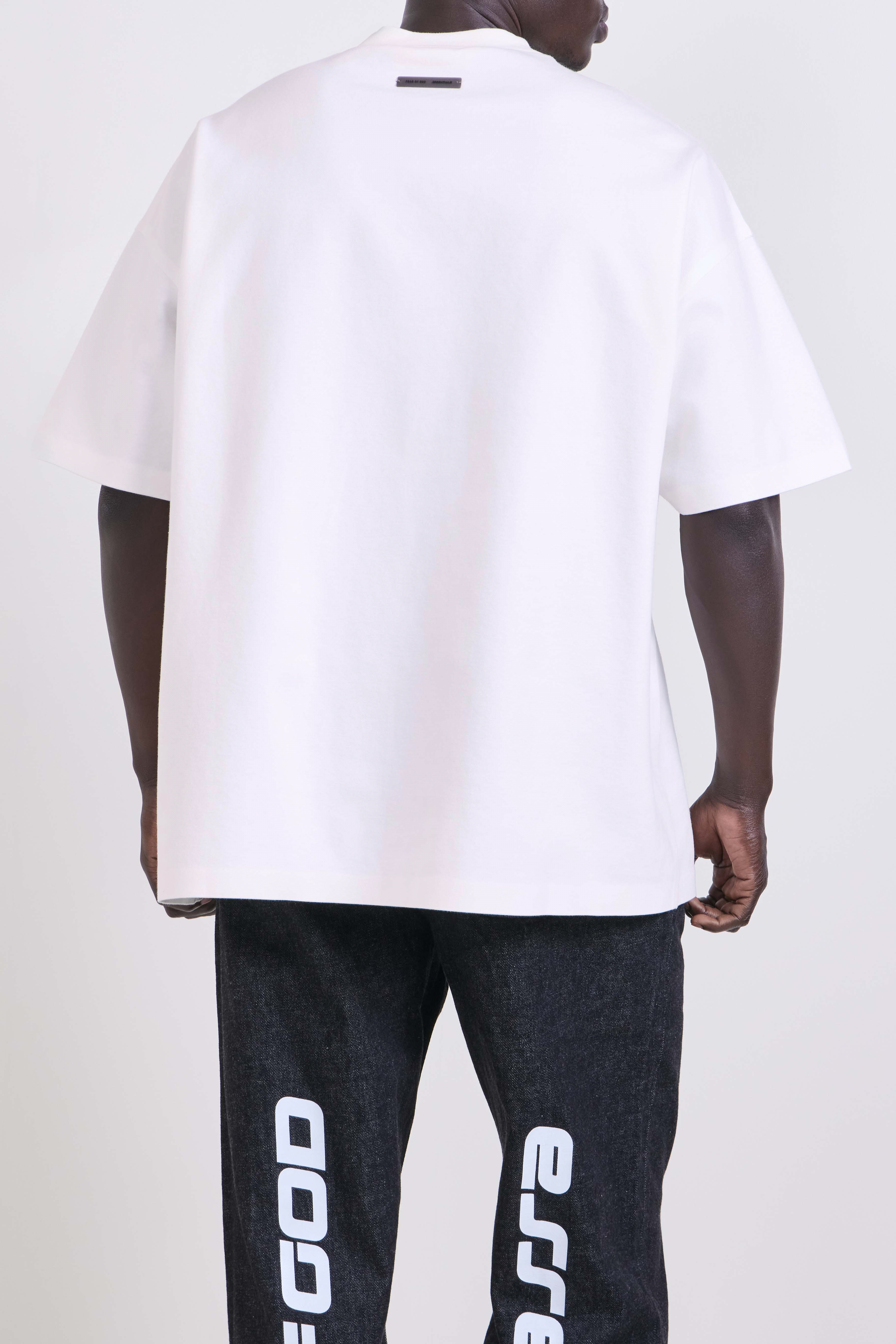 תמונת דוגמן אחורית של חולצת טי אוברסייז