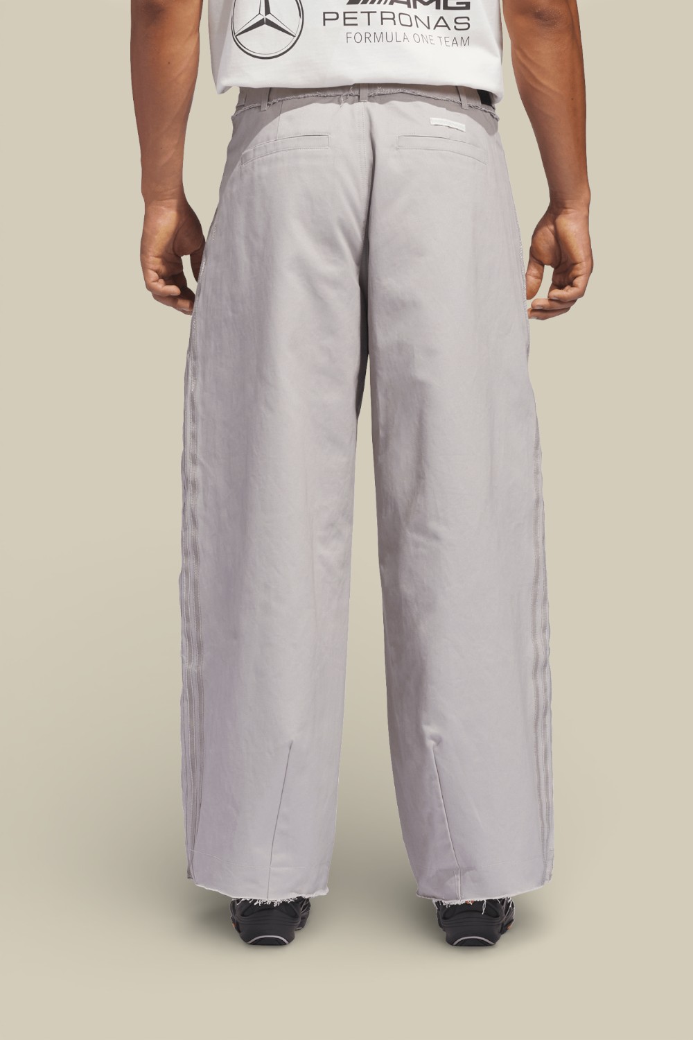 תמונת דוגמן אחורית של מכנסיים