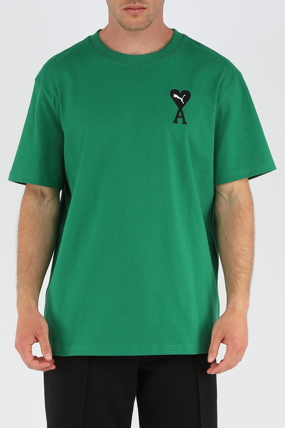 תמונת דוגמן קידמית של פומה X אמי הודי חולצת טי ירוקה