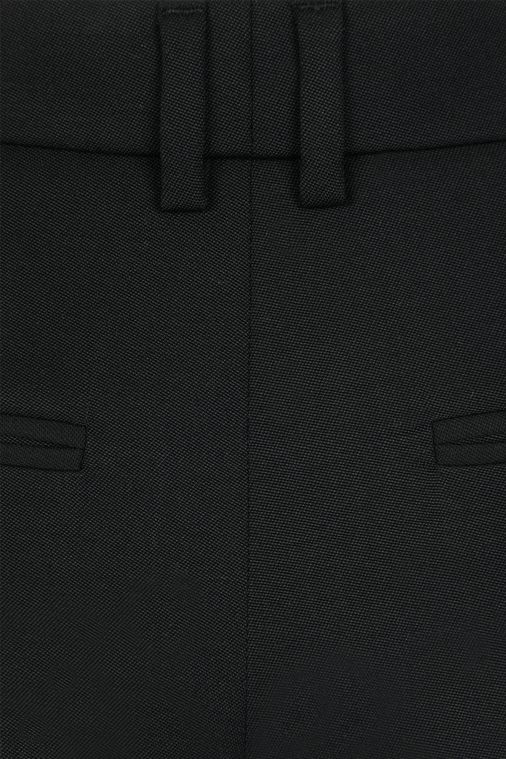 תמונת תקריב של מכנסי צמר מחויטים שחורים