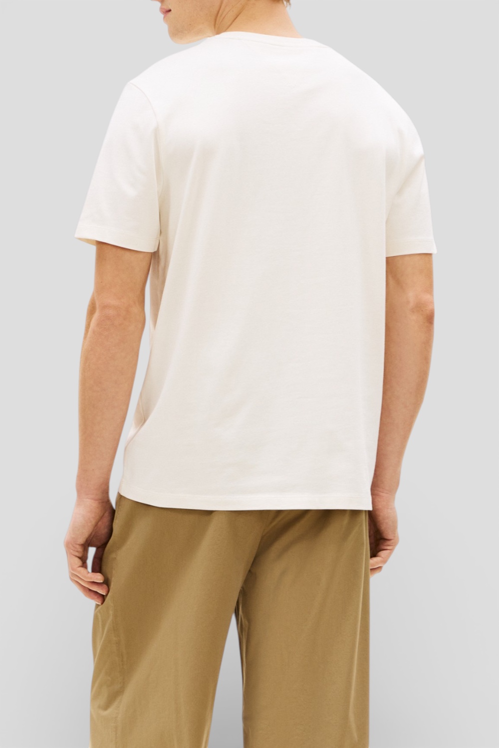 תמונת דוגמן אחורית של חולצת טי