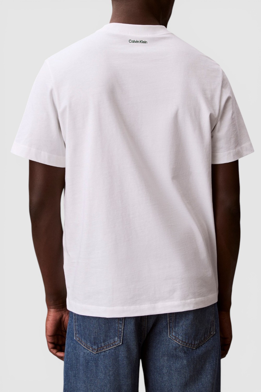 תמונת דוגמן אחורית של חולצת טי