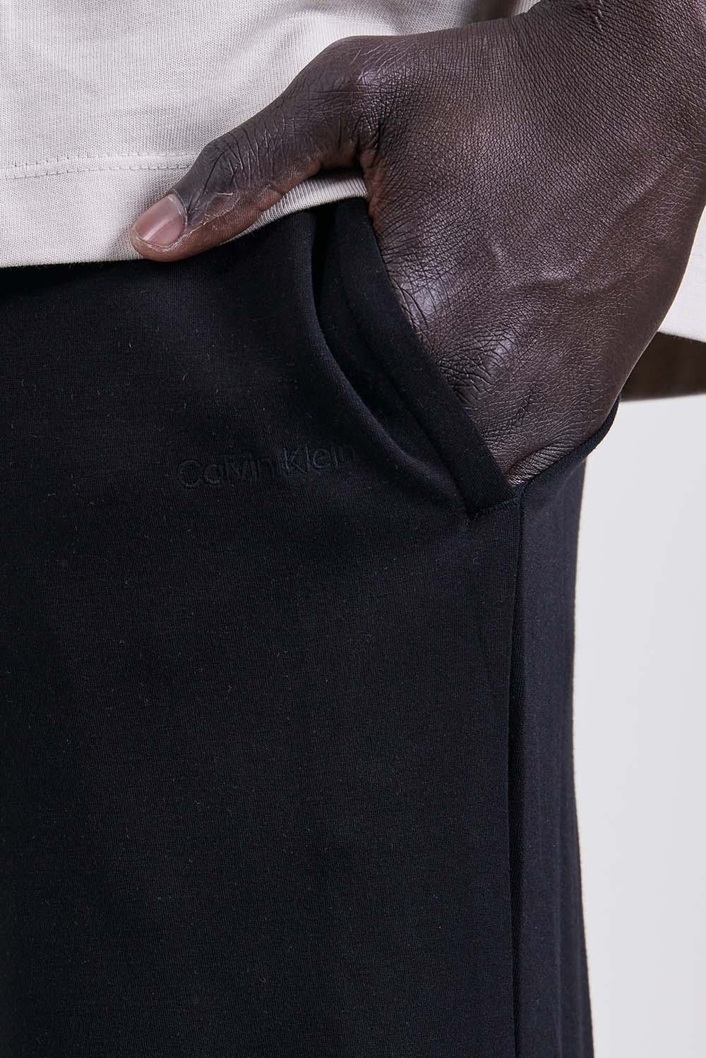 תמונת תקריב דוגמן של מכנסי ג'וגר