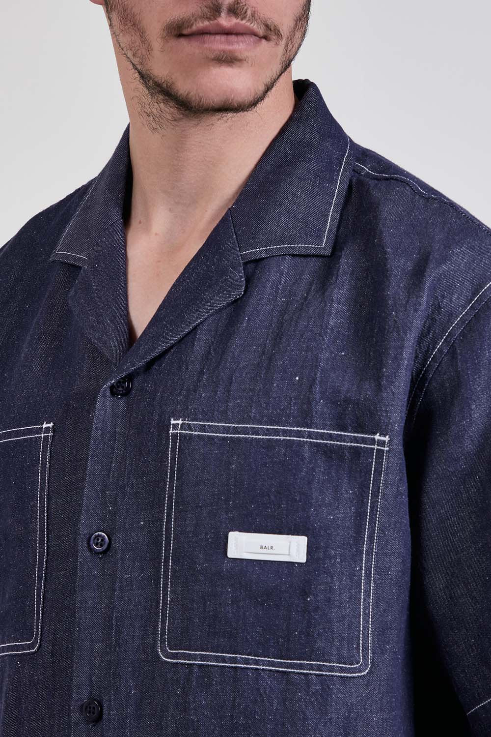 תמונת תקריב דוגמן של חולצה מכופתרת