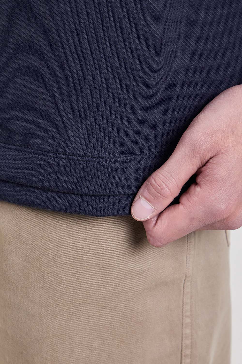 תמונת תקריב דוגמן של חולצת טי בגזרה משוחררת