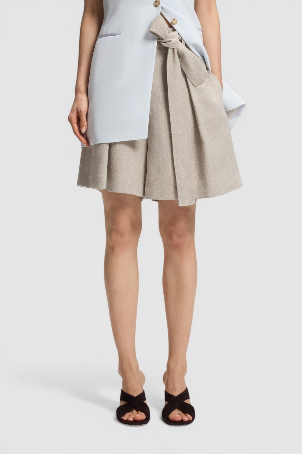 תמונת דוגמן קידמית של מכנסי קולוט בגזרה משוחררת