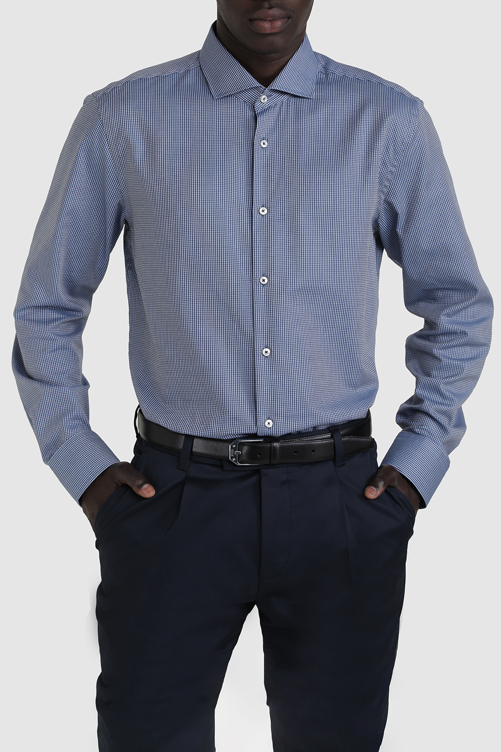 תמונת דוגמן קידמית של חולצה מכופתרת