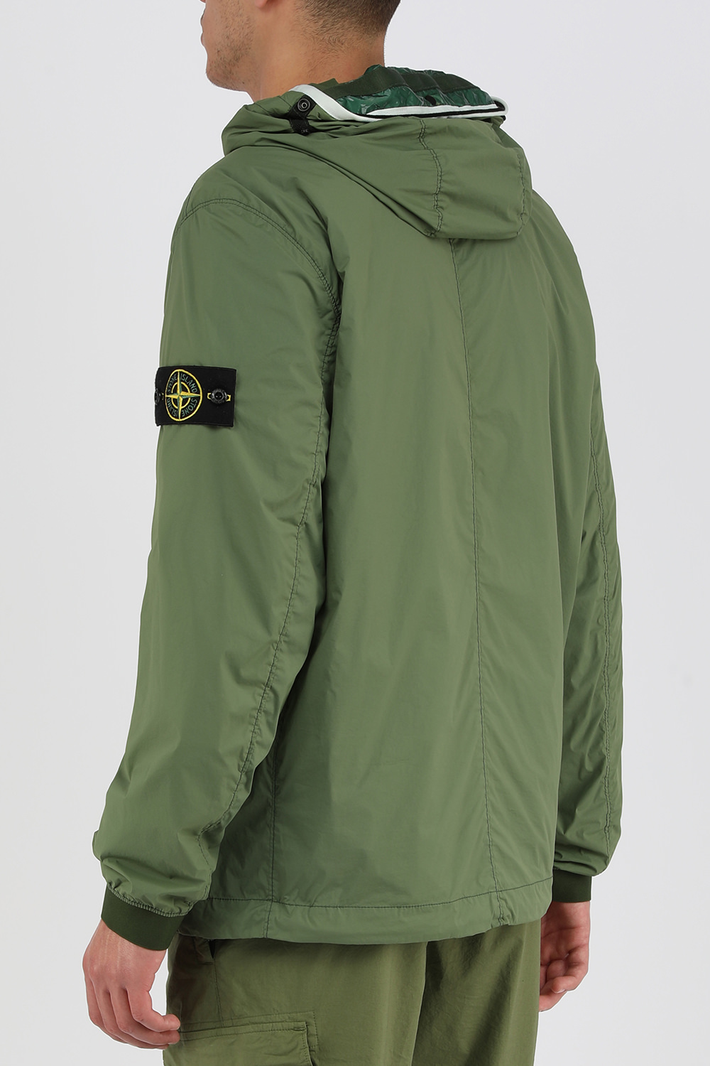 תמונת דוגמן אחורית של מעיל בומבר בגוון ירוק חאקי