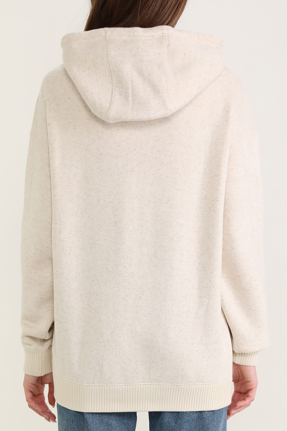 תמונת דוגמן אחורית של סווטשירט קפוצ'ון עם הדפס לוגו