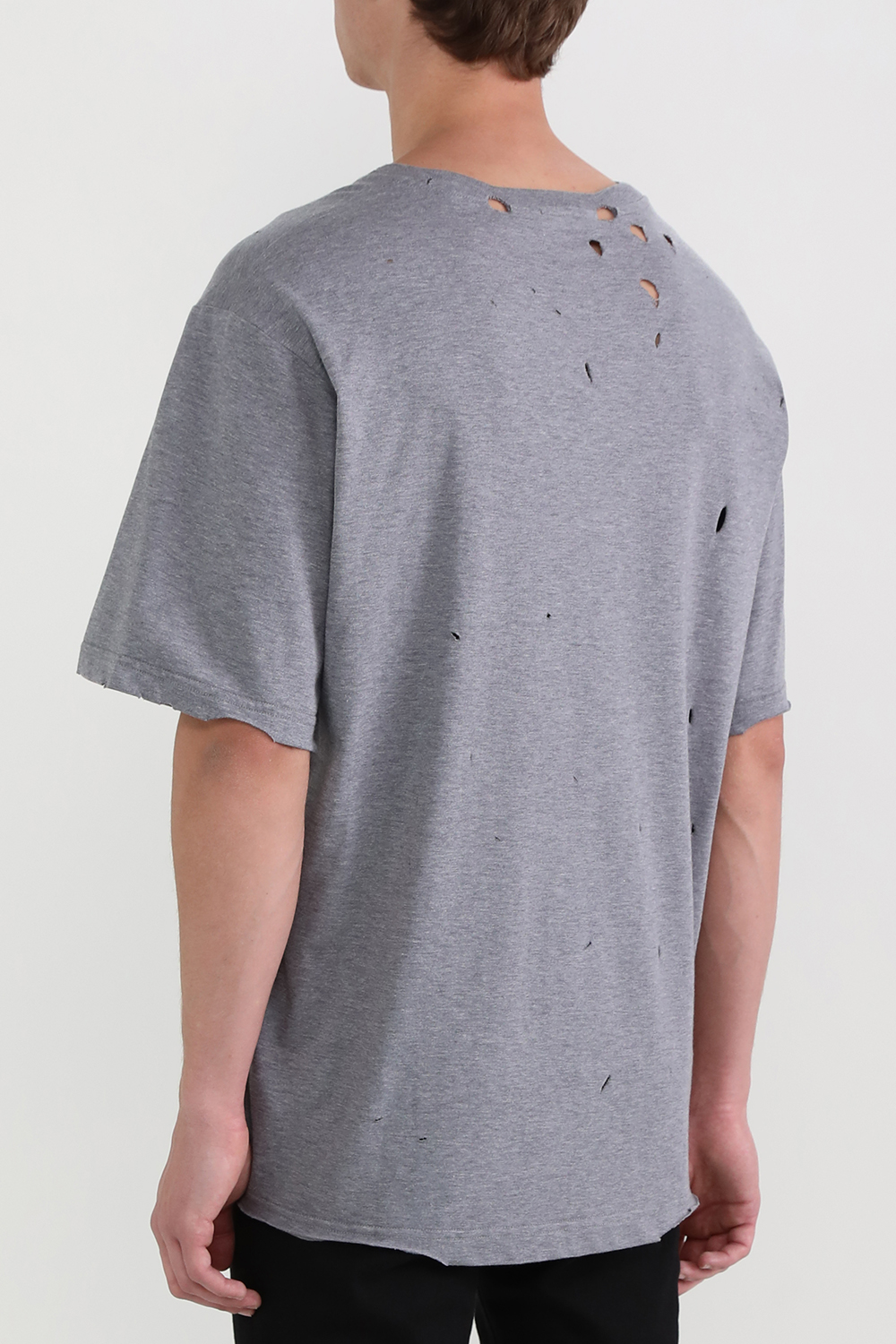תמונת דוגמן אחורית של חולצת טי עם קרעים 