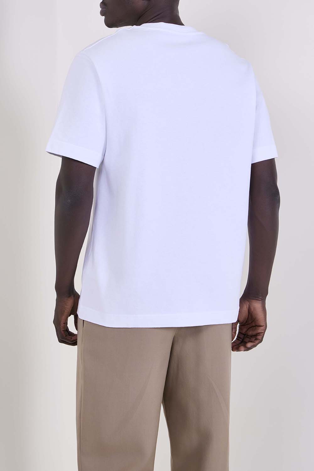 תמונת דוגמן אחורית של חולצת טי