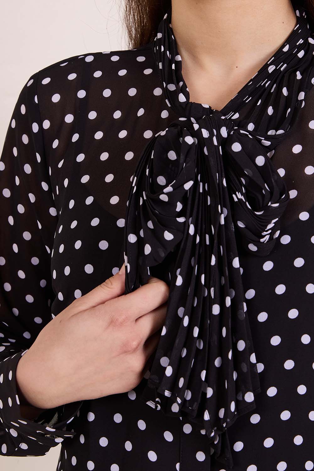 תמונת תקריב דוגמן של חולצת שיפון נקודות