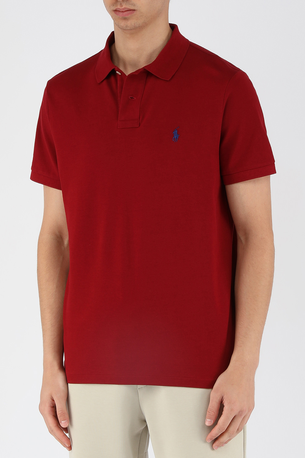 תמונת דוגמן קידמית של חולצת פולו סלים עם לוגו רקום