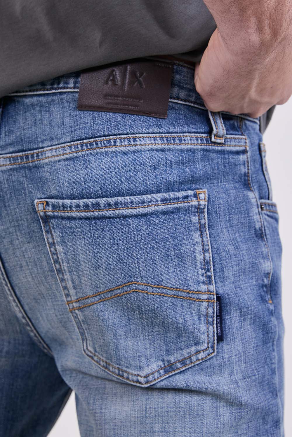 תמונת תקריב דוגמן של מכנסי ג'ינס בגזרה ישרה