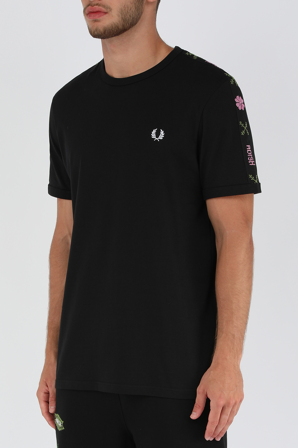 תמונת דוגמן קידמית של פרד פרי X אדיש חולצת טי קצרה שחורה עם לוגו רקום