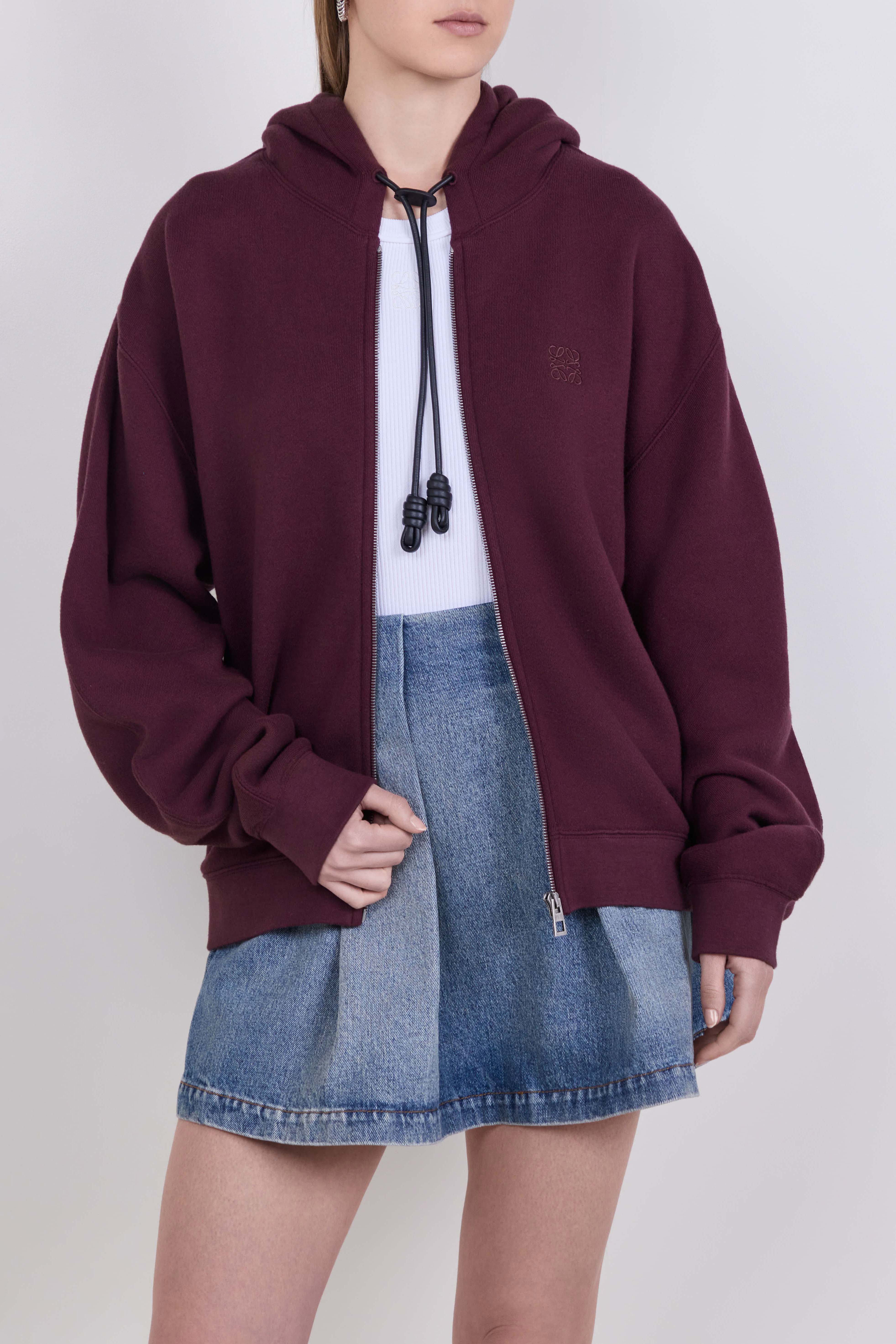 תמונת דוגמן קידמית של קפוצ'ון בגזרה משוחררת