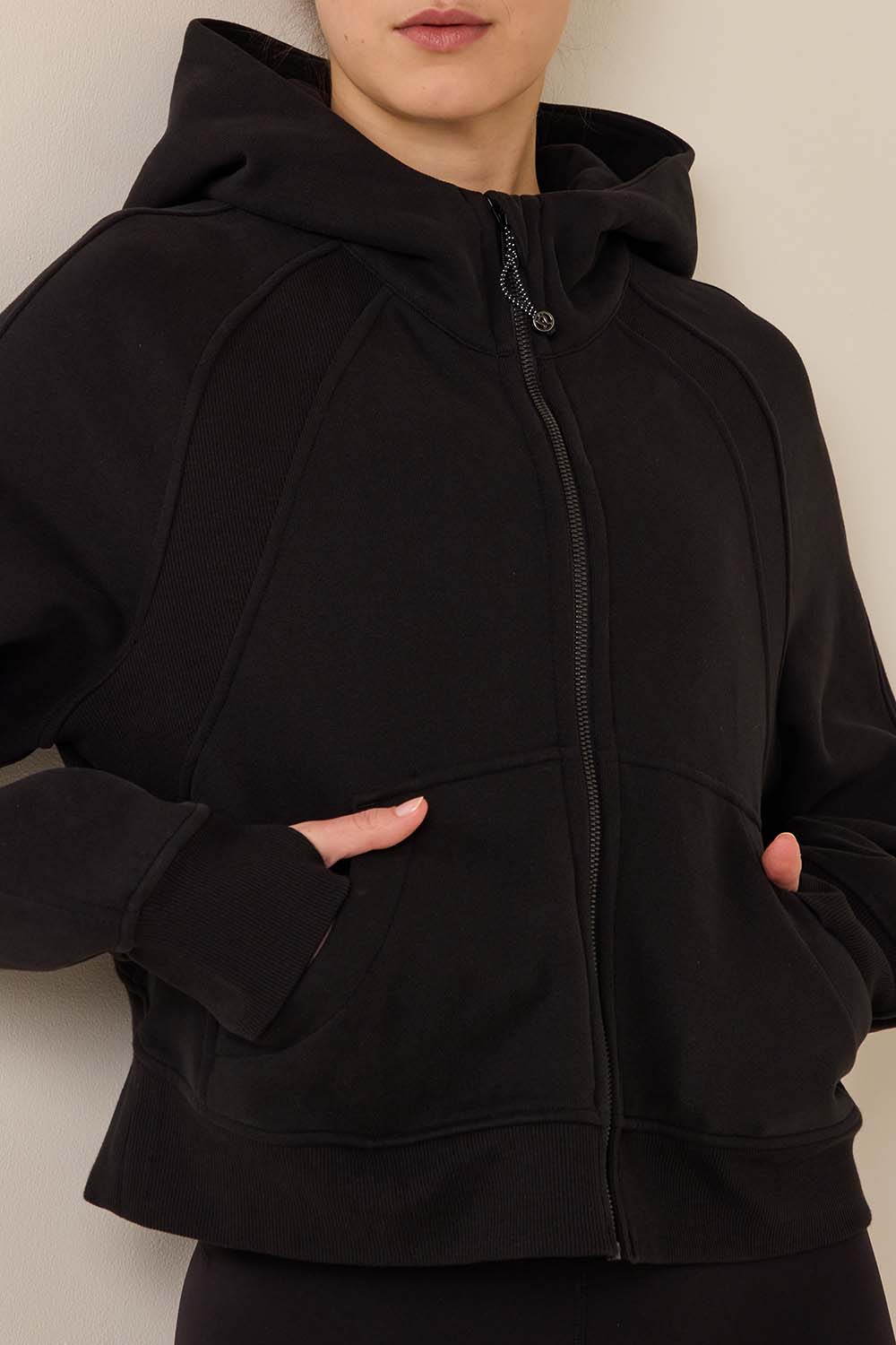 תמונת תקריב דוגמן של Scuba Oversized Full-Zip Hoodie